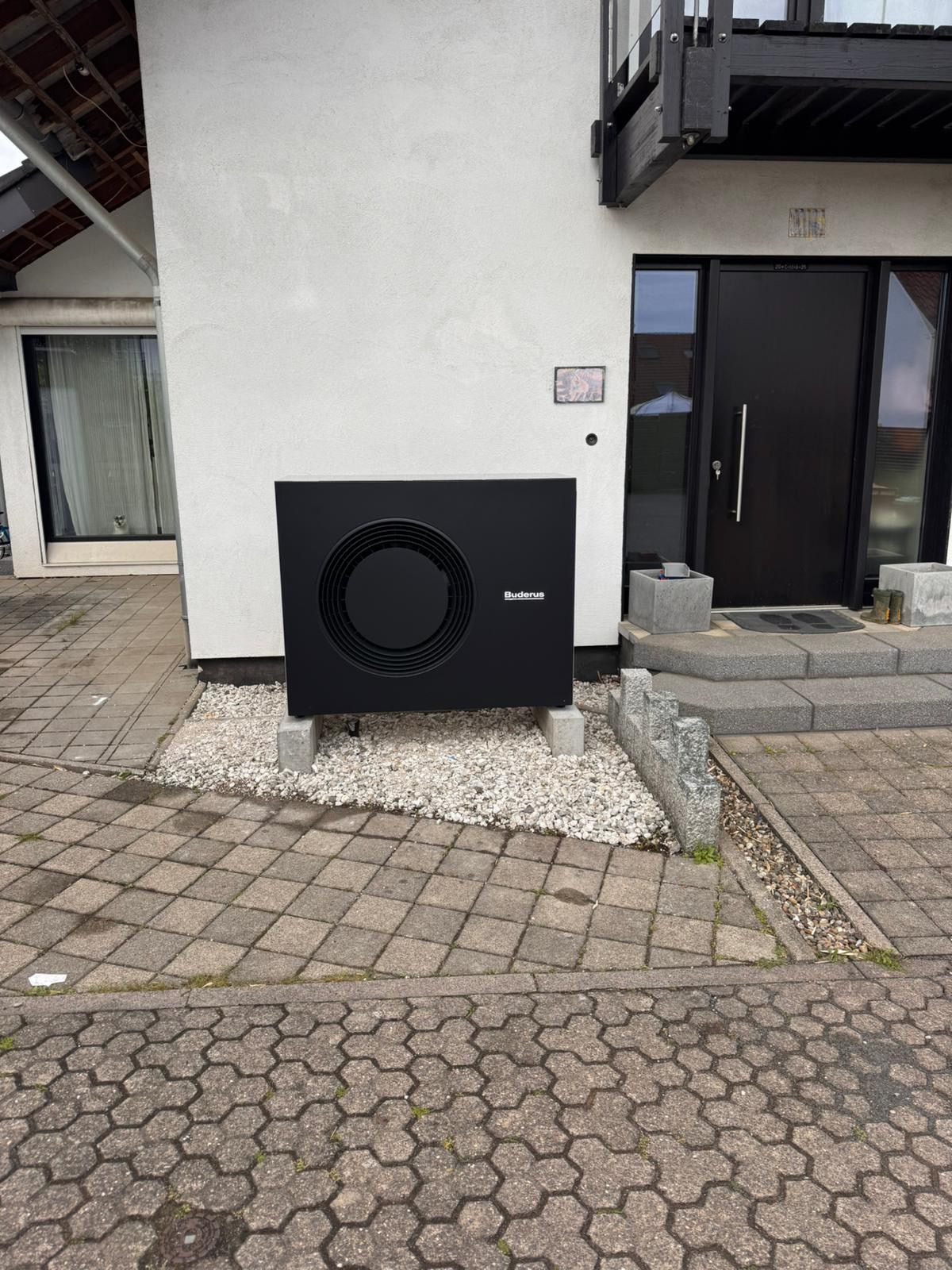 Wärmepumpe an einem Wohnhaus
